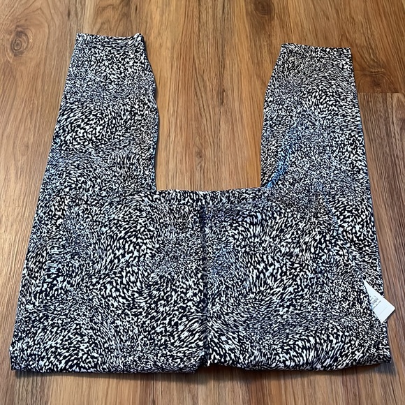 Lululemon InStill HR Tight 25” - Picture 3 of 6